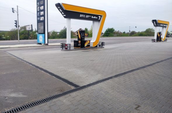 Лоток водовідвідний бетонний Mega DN110 H180 з вертикальним випуском 110 з решіткою чавунною щілинною E600