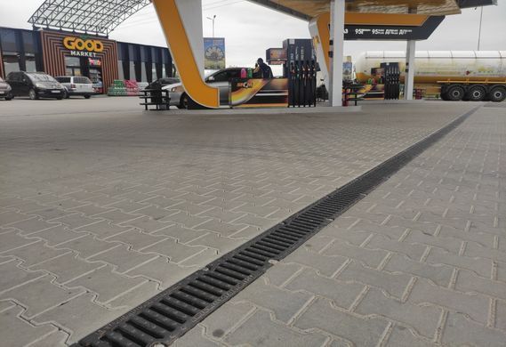 Лоток водовідвідний з ухилом 0,5% бетонний Mega DN110 H150-145 з вертикальним випуском 110 з решіткою чавунною щілинною E600